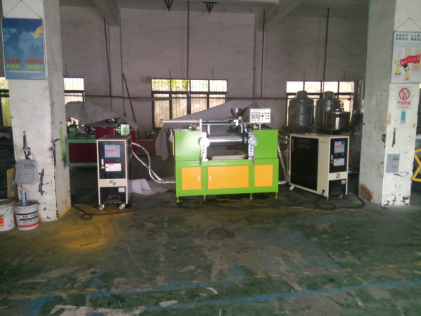 模溫機(jī)在開煉機(jī)、密煉機(jī)的應(yīng)用現(xiàn)場(chǎng)